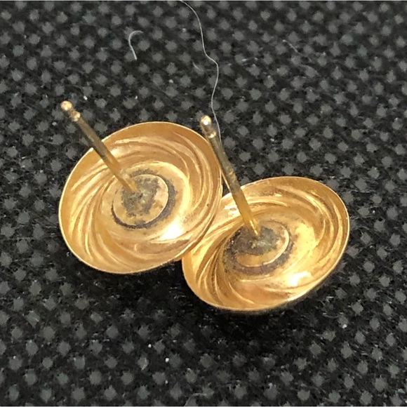 14k Gold Swirl Button and Onyx Cabochon Stud Vintage Earrings - Picture 3 of 10